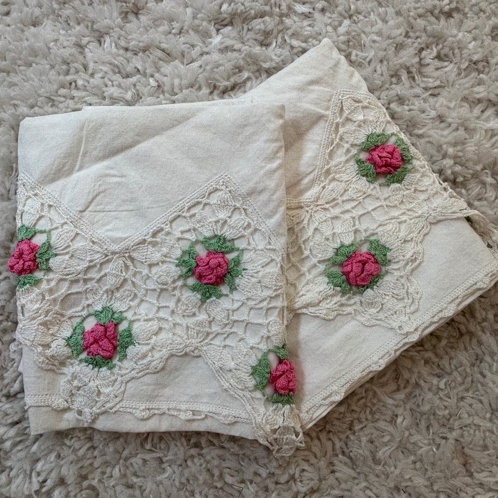 Vintage Floral Pillowcases/Sham Flowers Crochet Edge